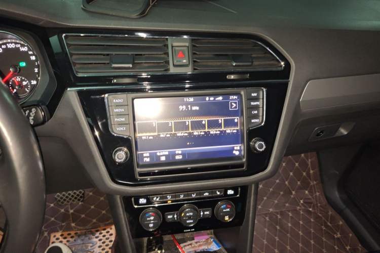 Used Volkswagen Tiguan L 2018 380TSI Automatic All-Wheel Drive Luxury Edition Audio And AC Panel