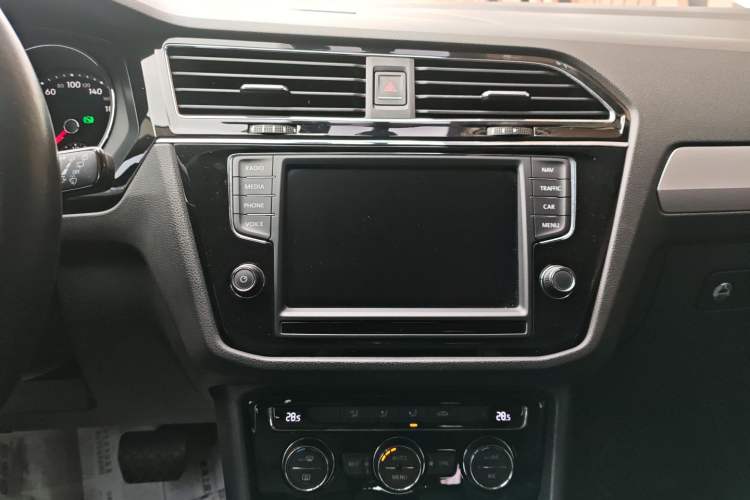 Used Volkswagen Tiguan L 2018 330TSI Automatic Two-Wheel Drive Comfort Edition Audio And AC Panel