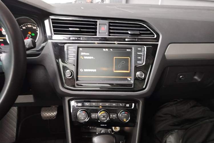 Used Volkswagen Tiguan L 2018 330TSI Automatic Two-Wheel Drive Luxury Edition Audio And AC Panel