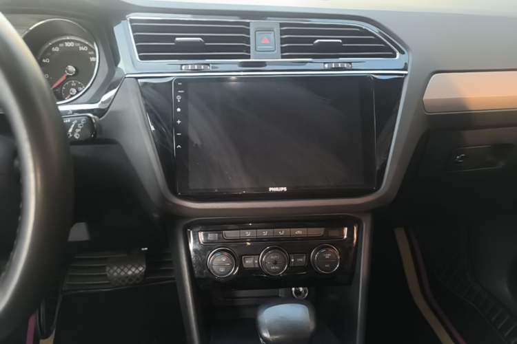 Used Volkswagen Tiguan L 2018 Revised Version 330TSI Automatic Two-Wheel Drive Comfort Edition Audio And AC Panel