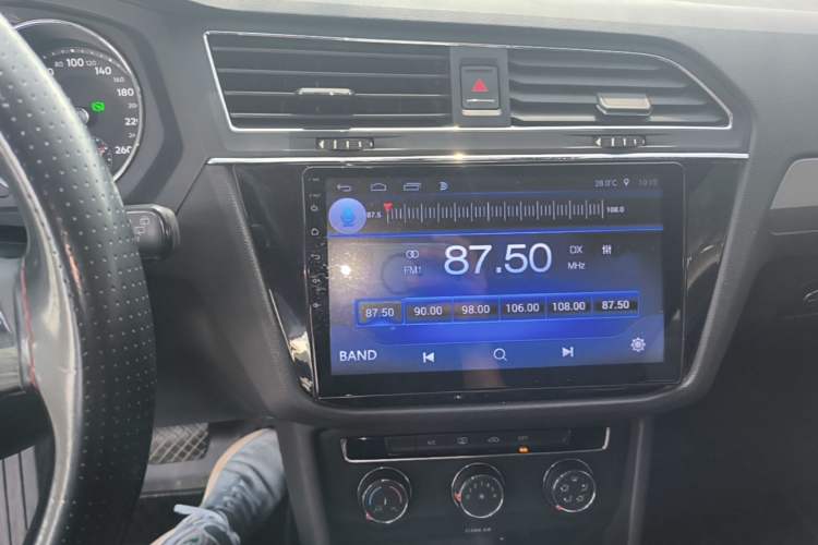 Used Volkswagen Tiguan L 2018 330TSI Automatic Two-Wheel Drive Luxury Edition Audio And AC Panel