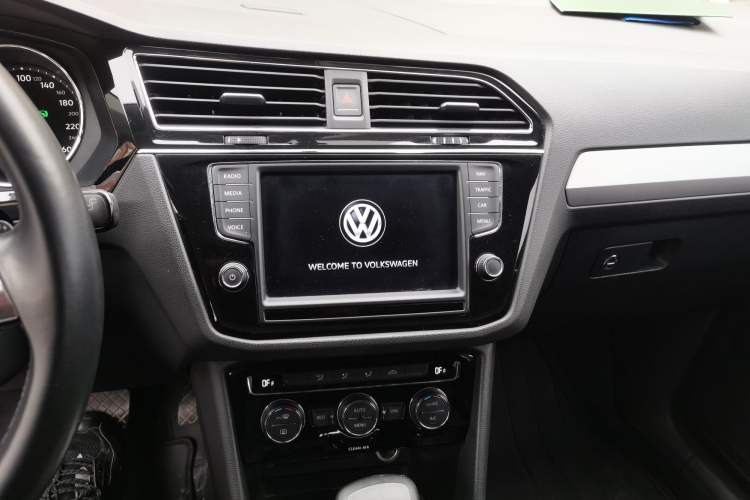 Used Volkswagen Tiguan L 2018 330TSI Automatic Two-Wheel Drive Comfort Edition Audio And AC Panel