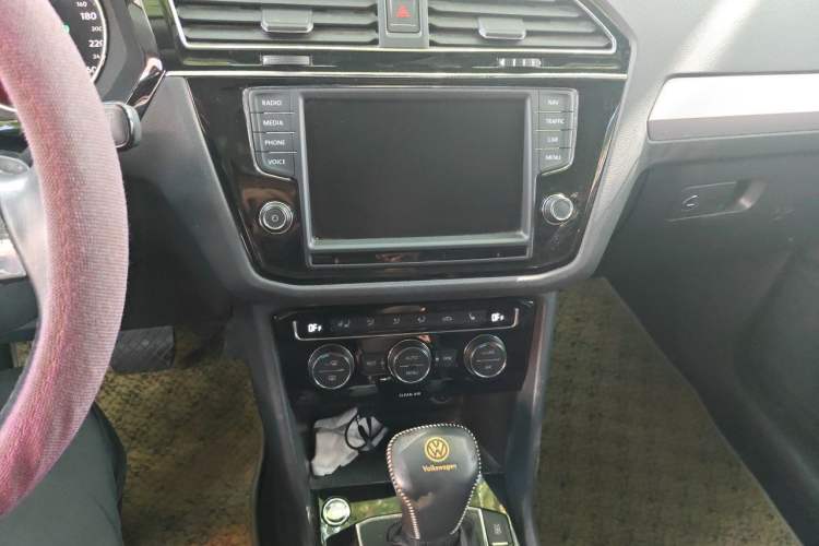 Used Volkswagen Tiguan L 2018 330TSI Automatic Two-Wheel Drive Luxury Edition Audio And AC Panel