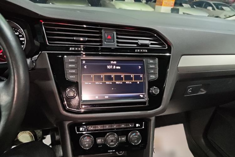 Used Volkswagen Tiguan L 2018 330TSI Automatic Two-Wheel Drive Luxury Edition Audio And AC Panel