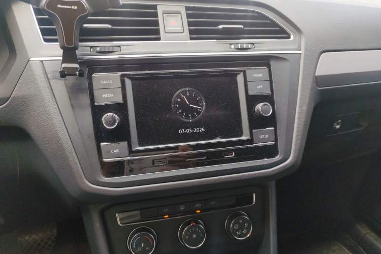 Used Volkswagen Tiguan L 2018 Revised Version 330TSI Automatic Two-Wheel Drive Trendy Edition Audio And AC Panel
