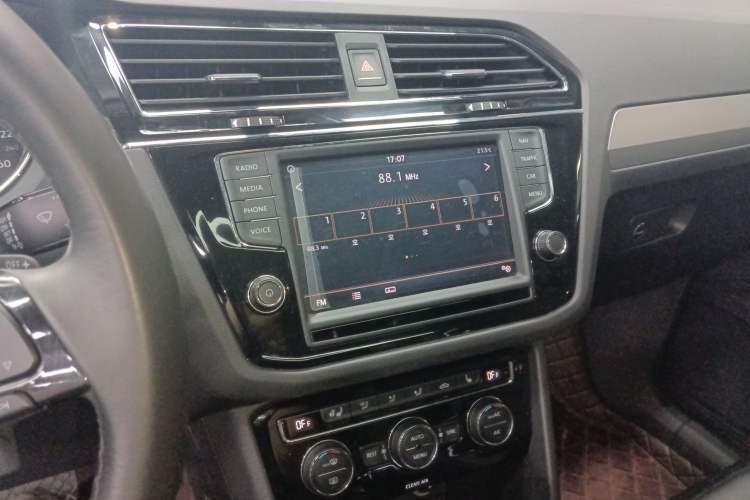 Used Volkswagen Tiguan L 2018 330TSI Automatic Two-Wheel Drive Luxury Edition Audio And AC Panel