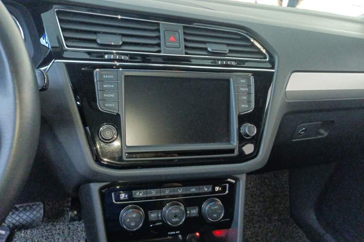 Used Volkswagen Tiguan L 2018 330TSI Automatic Two-Wheel Drive Luxury Edition Audio And AC Panel