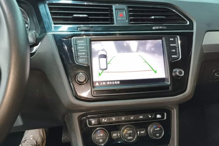 Used Volkswagen Tiguan L 2018 330TSI Automatic Two-Wheel Drive Luxury Edition Audio And AC Panel