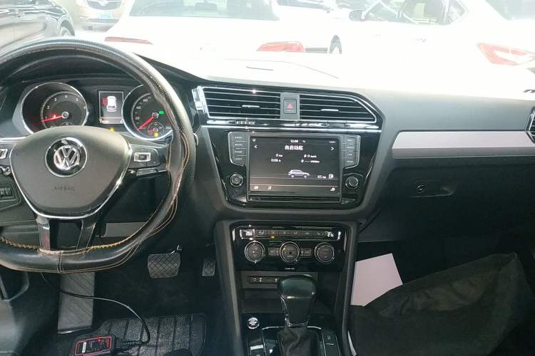 Used Volkswagen Tiguan L 2018 330TSI Automatic Two-Wheel Drive Luxury Edition Audio And AC Panel