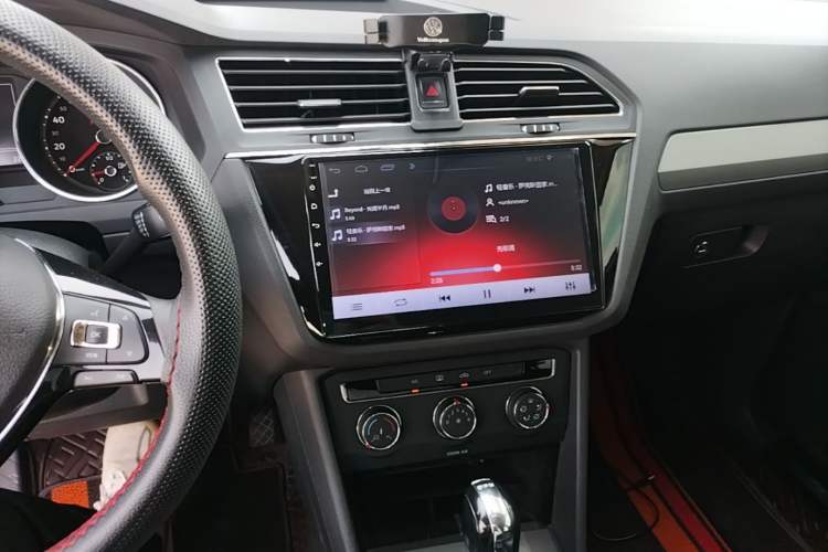 Used Volkswagen Tiguan L 2018 Revised Version 330TSI Automatic Two-Wheel Drive Trendy Edition Audio And AC Panel