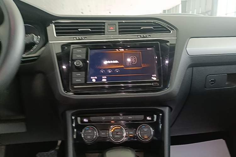 Used Volkswagen Tiguan L 2018 Revised Version 330TSI Automatic Two-Wheel Drive Comfort Edition Audio And AC Panel