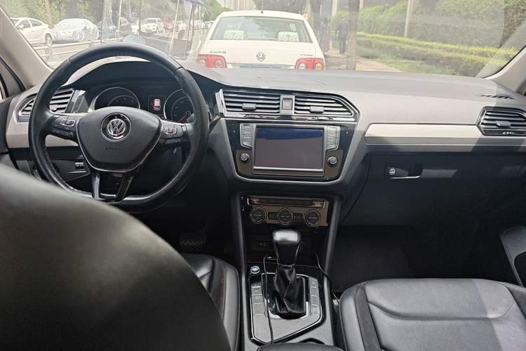 Used Volkswagen Tiguan L 2018 330TSI Automatic Two-Wheel Drive Luxury Edition Center Console