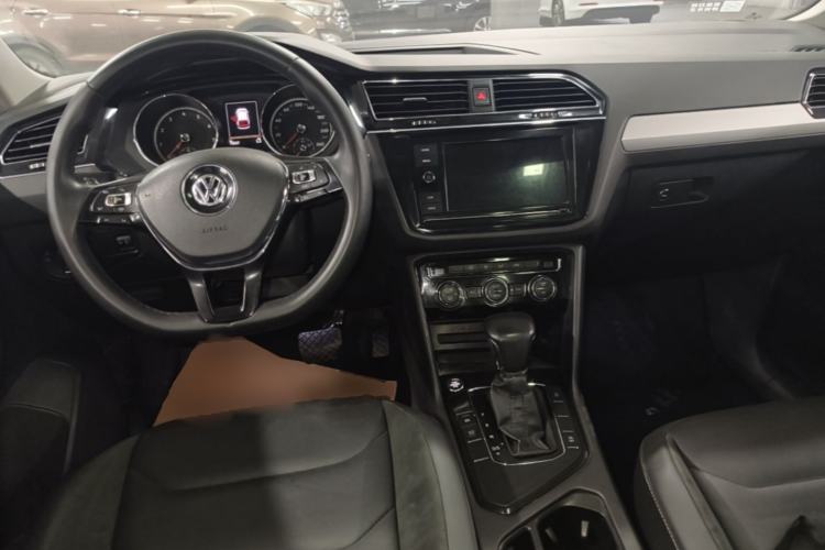 Used Volkswagen Tiguan L 2018 Revised Version 330TSI Automatic Two-Wheel Drive Comfort Edition Center Console