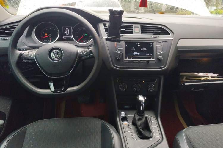 Used Volkswagen Tiguan L 2018 330TSI Automatic Two-Wheel Drive Luxury Edition Center Console