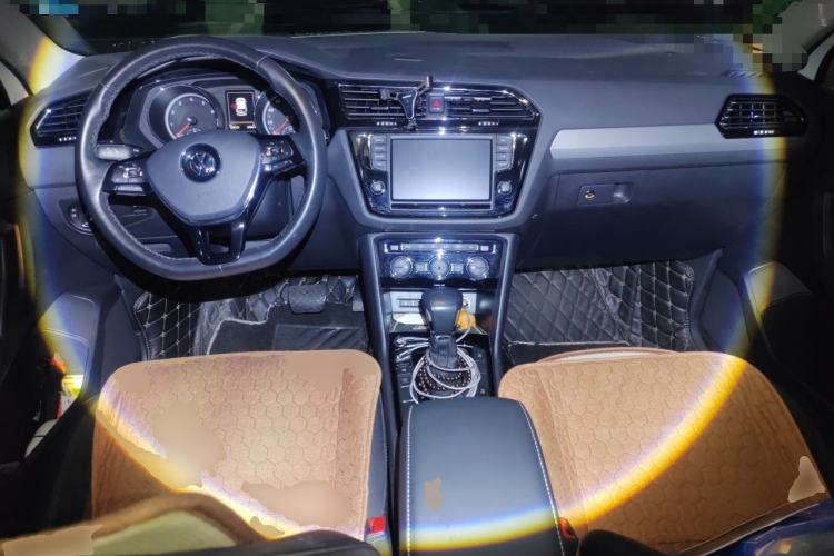 Used Volkswagen Tiguan L 2018 330TSI Automatic Two-Wheel Drive Luxury Edition Center Console