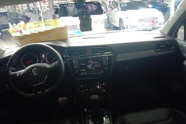 Used Volkswagen Tiguan L 2018 380TSI Automatic All-Wheel Drive Luxury Edition Center Console