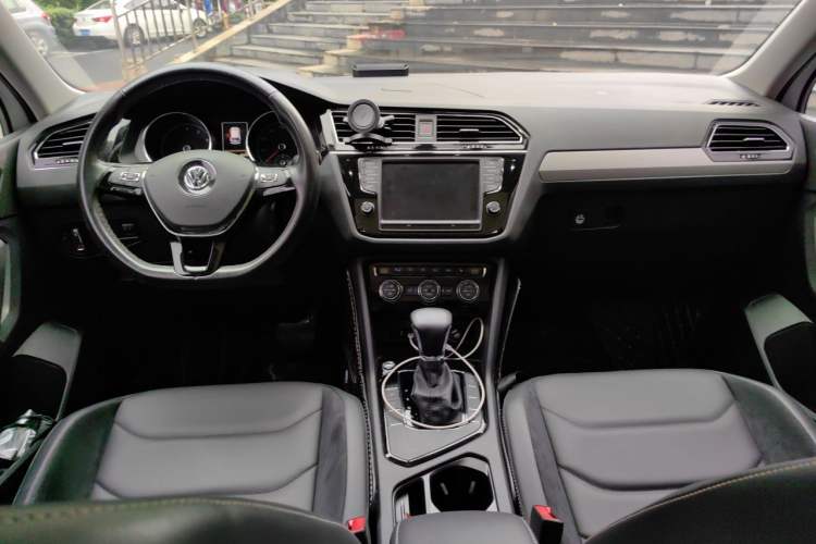 Used Volkswagen Tiguan L 2018 330TSI Automatic Two-Wheel Drive Luxury Edition Center Console