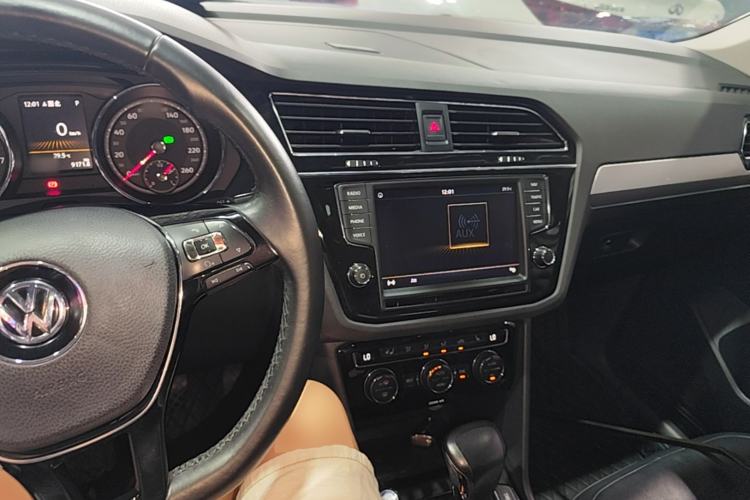 Used Volkswagen Tiguan L 2018 330TSI Automatic Two-Wheel Drive Luxury Edition Center Console
