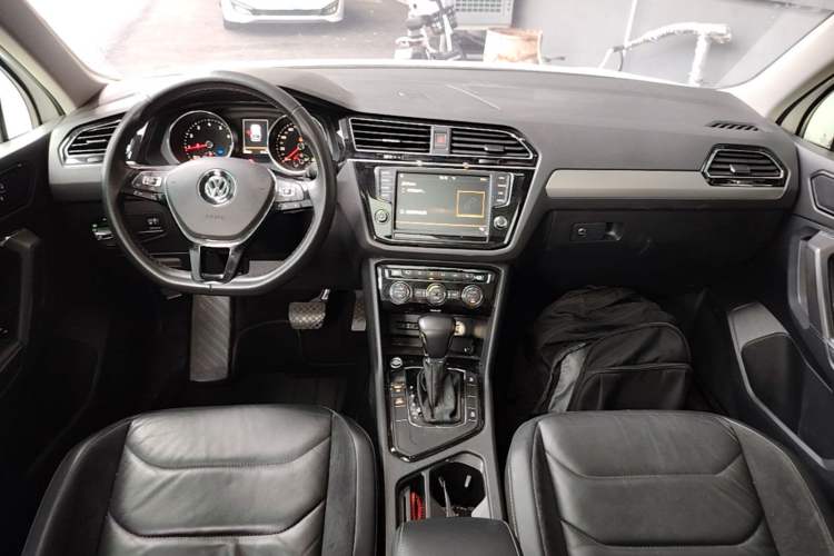 Used Volkswagen Tiguan L 2018 330TSI Automatic Two-Wheel Drive Luxury Edition Center Console