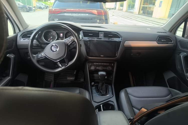 Used Volkswagen Tiguan L 2018 Revised Version 330TSI Automatic Two-Wheel Drive Comfort Edition Center Console