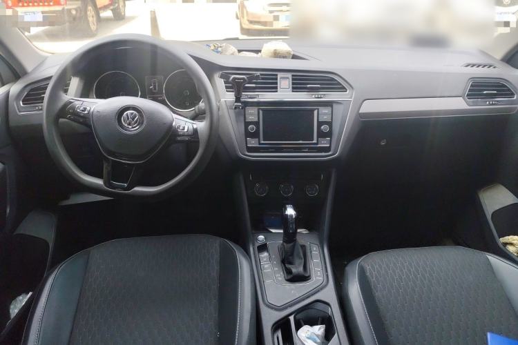Used Volkswagen Tiguan L 2018 Revised Version 330TSI Automatic Two-Wheel Drive Trendy Edition Center Console