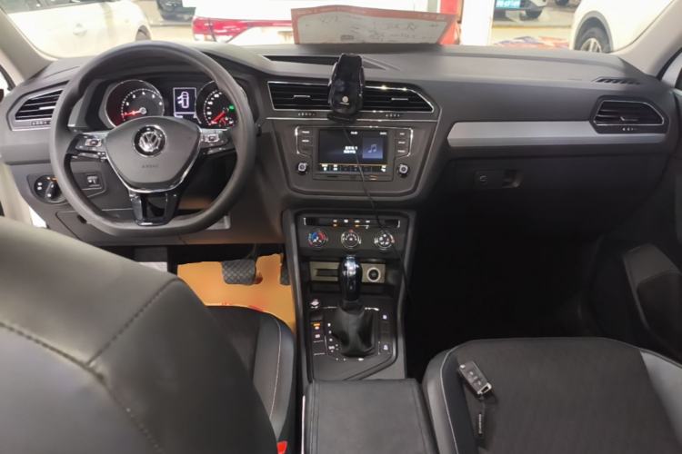 Used Volkswagen Tiguan L 2018 330TSI Automatic Two-Wheel Drive Luxury Edition Center Console