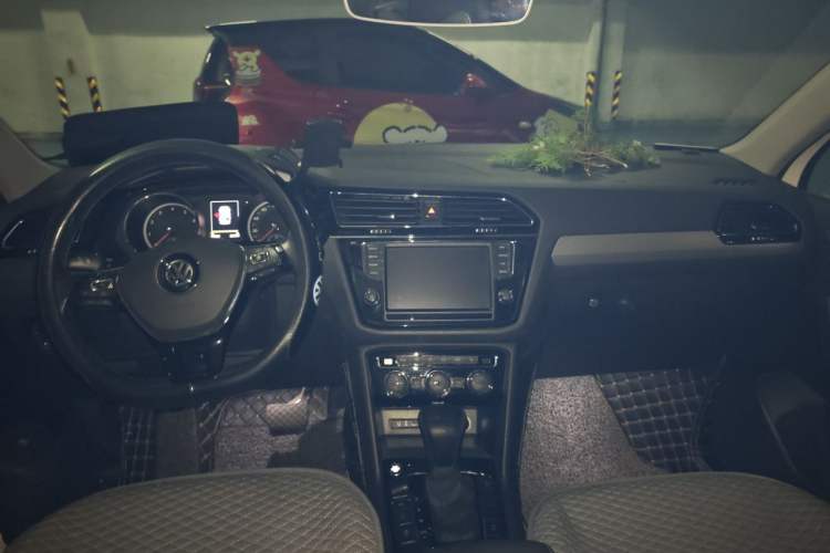 Used Volkswagen Tiguan L 2018 380TSI Automatic All-Wheel Drive Luxury Edition Center Console