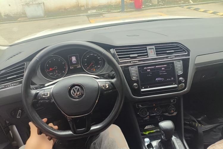 Used Volkswagen Tiguan L 2018 330TSI Automatic Two-Wheel Drive Comfort Edition Center Console