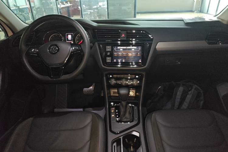 Used Volkswagen Tiguan L 2018 Facelift 330TSI Automatic Two-Wheel Drive Luxury Edition Center Console