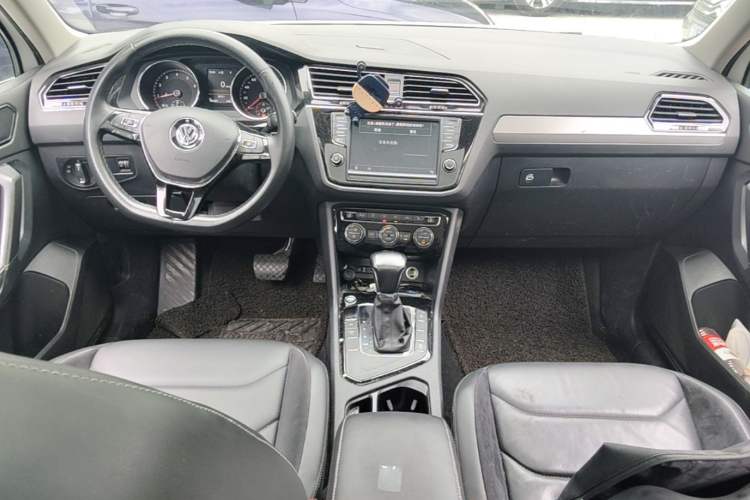 Used Volkswagen Tiguan L 2018 330TSI Automatic Two-Wheel Drive Luxury Edition Center Console