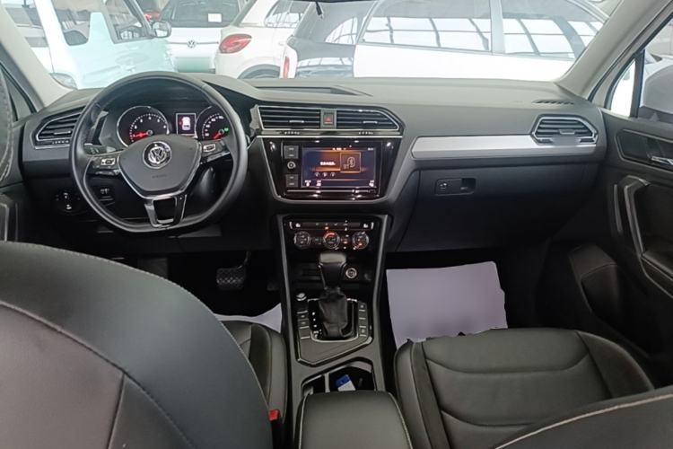 Used Volkswagen Tiguan L 2018 Revised Version 330TSI Automatic Two-Wheel Drive Comfort Edition Center Console