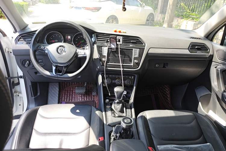 Used Volkswagen Tiguan L 2018 330TSI Automatic Two-Wheel Drive Luxury Edition Center Console