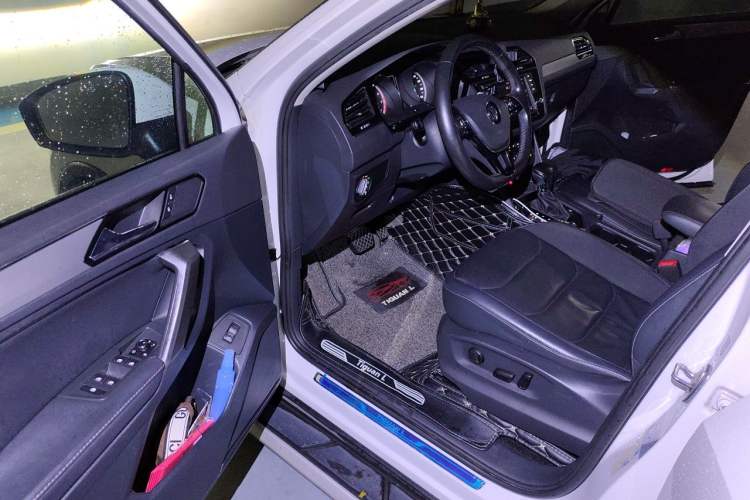 Used Volkswagen Tiguan L 2018 380TSI Automatic All-Wheel Drive Luxury Edition Driver Seat