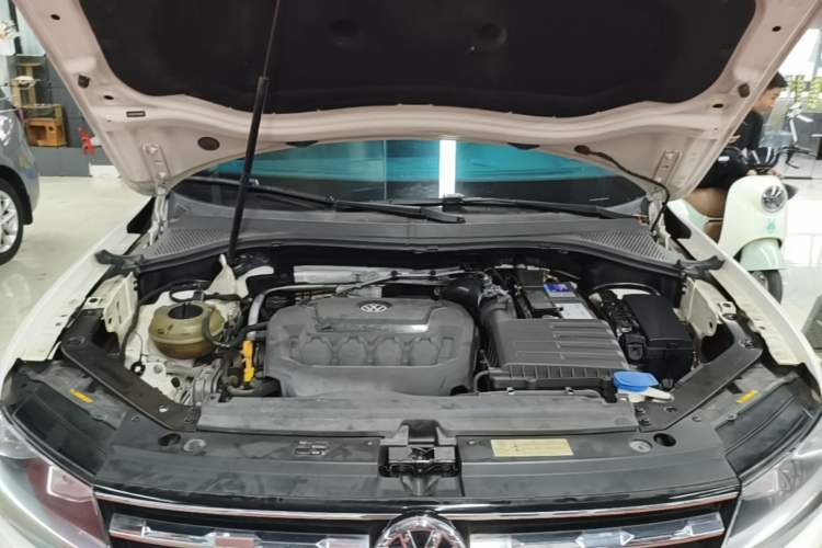 Used Volkswagen Tiguan L 2018 330TSI Automatic Two-Wheel Drive Luxury Edition Engine Bay