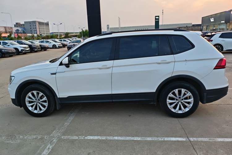 Used Volkswagen Tiguan L 2018 330TSI Automatic Two-Wheel Drive Luxury Edition Exterior 2