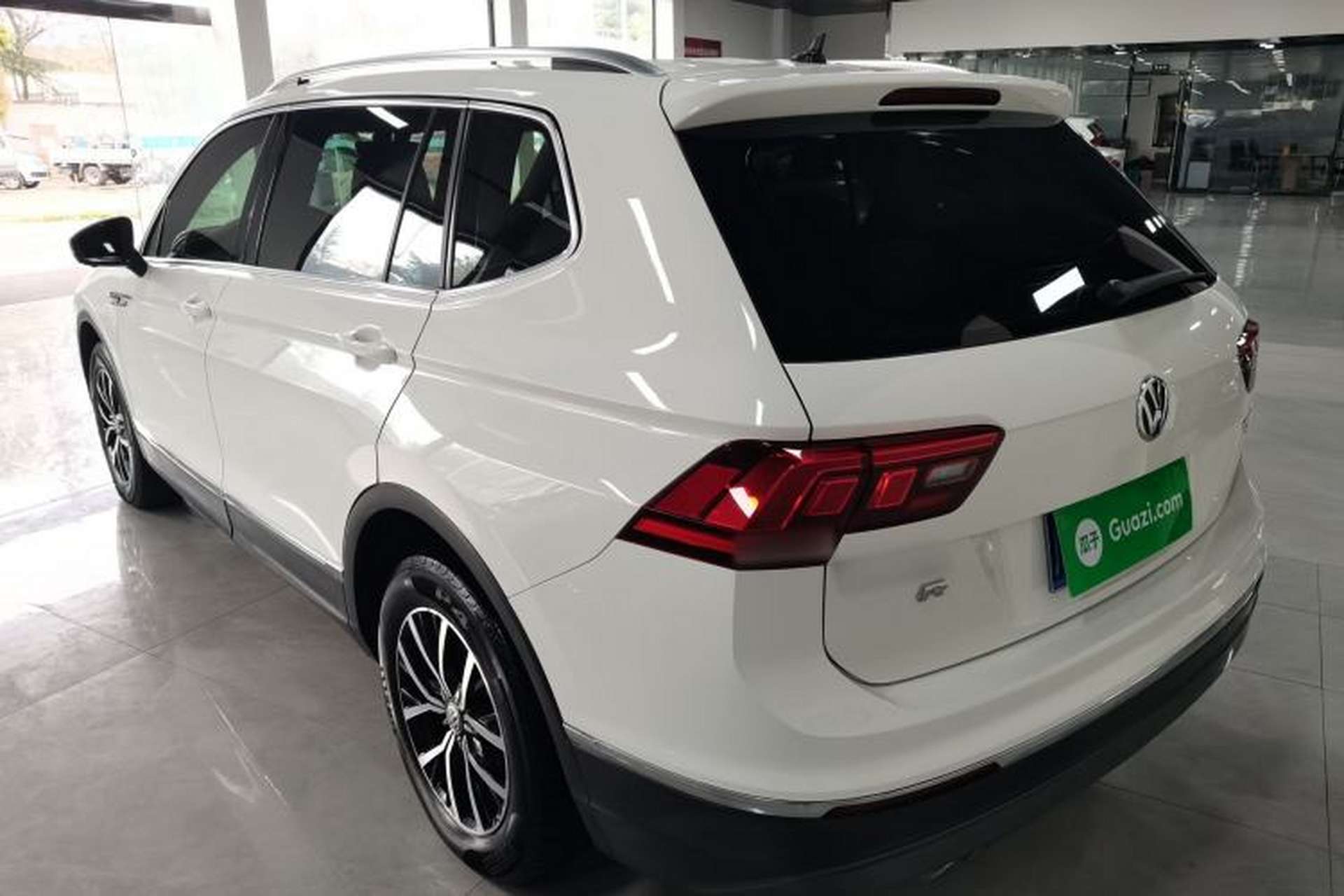 Used Volkswagen Tiguan L 2018 330TSI Automatic Two-Wheel Drive Luxury Edition Exterior 2