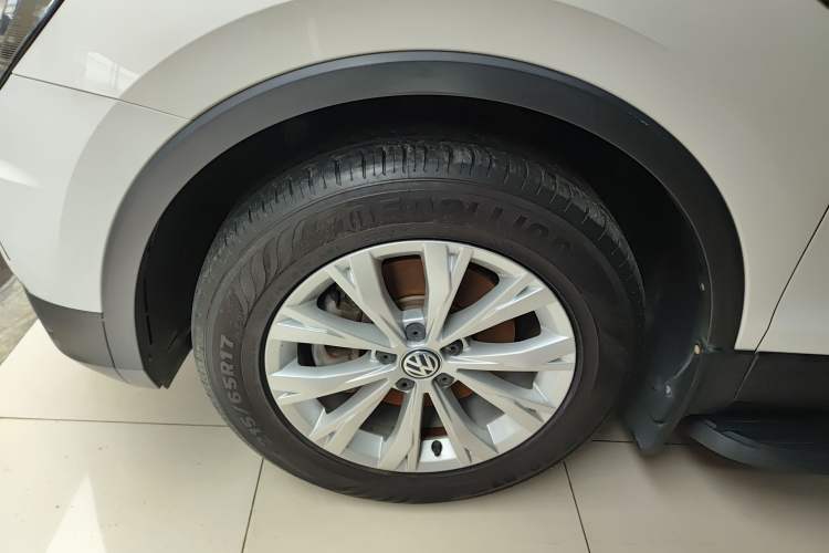 Used Volkswagen Tiguan L 2018 330TSI Automatic Two-Wheel Drive Luxury Edition Exterior 4
