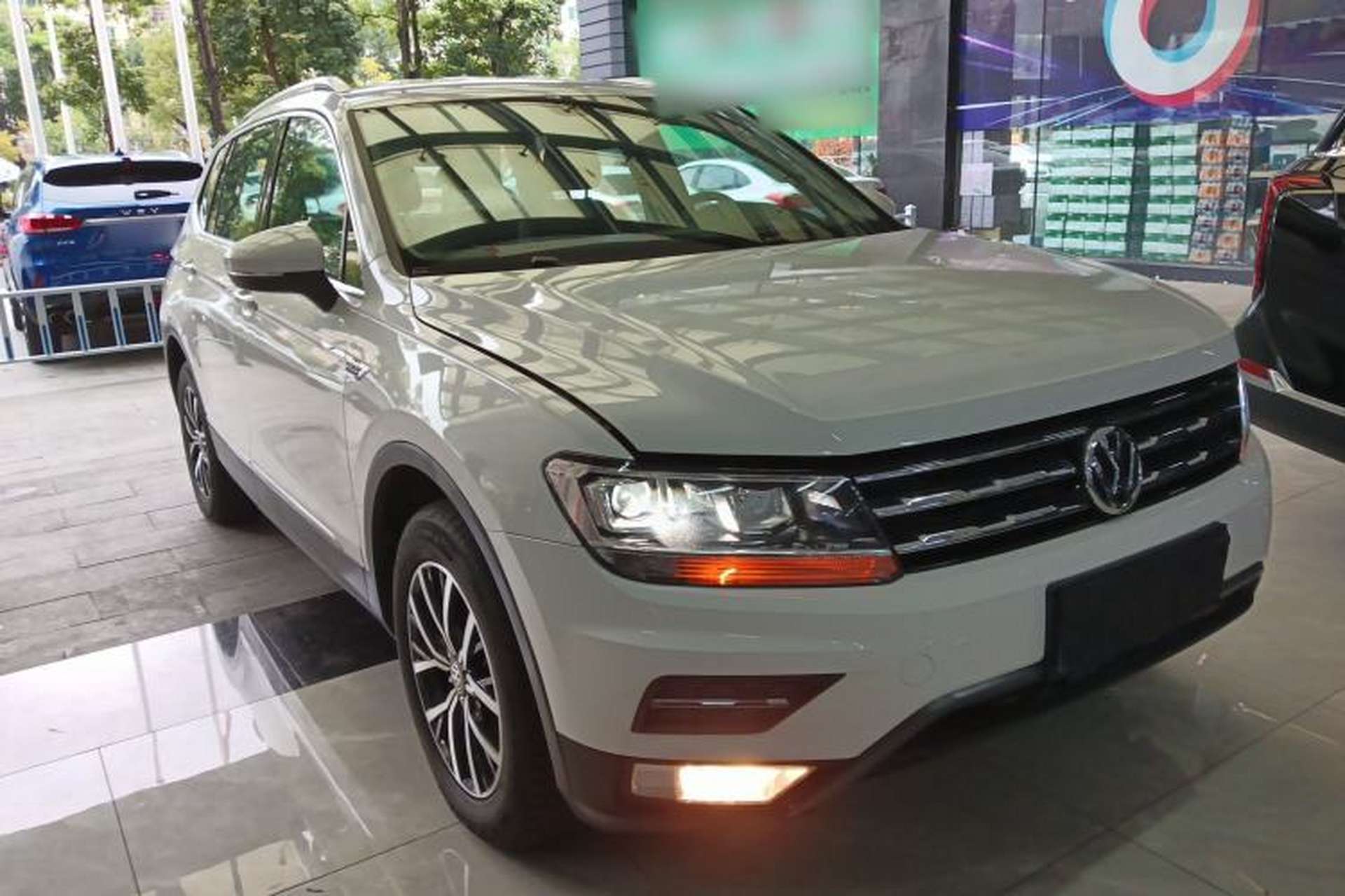 Used Volkswagen Tiguan L 2018 330TSI Automatic Two-Wheel Drive Comfort Edition Front Right 45 Deg