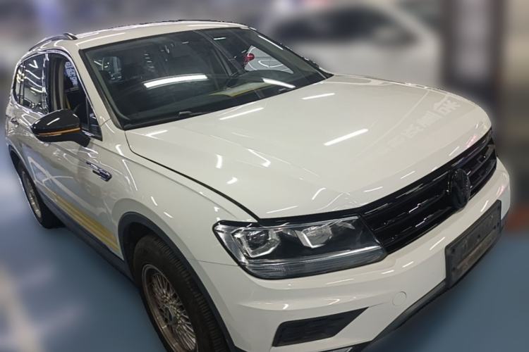 Used Volkswagen Tiguan L 2018 330TSI Automatic Two-Wheel Drive Luxury Edition Front Right 45 Deg
