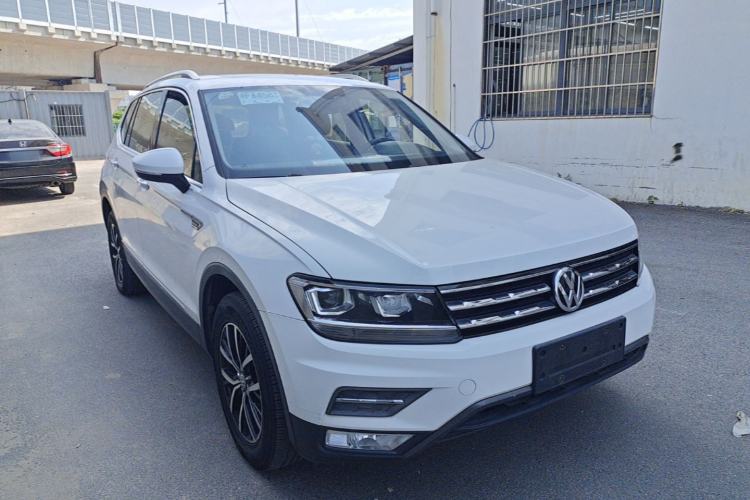 Used Volkswagen Tiguan L 2018 330TSI Automatic Two-Wheel Drive Luxury Edition Front Right 45 Deg