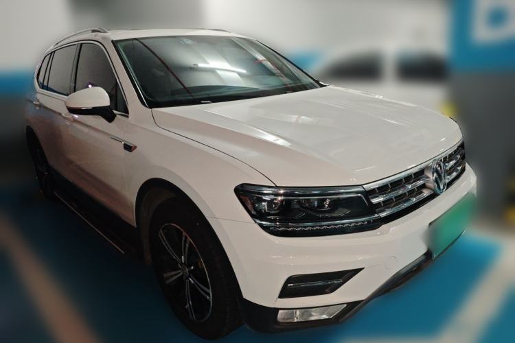 Used Volkswagen Tiguan L 2018 380TSI Automatic All-Wheel Drive Luxury Edition Front Right 45 Deg