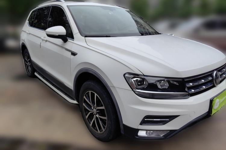 Used Volkswagen Tiguan L 2018 330TSI Automatic Two-Wheel Drive Luxury Edition Front Right 45 Deg
