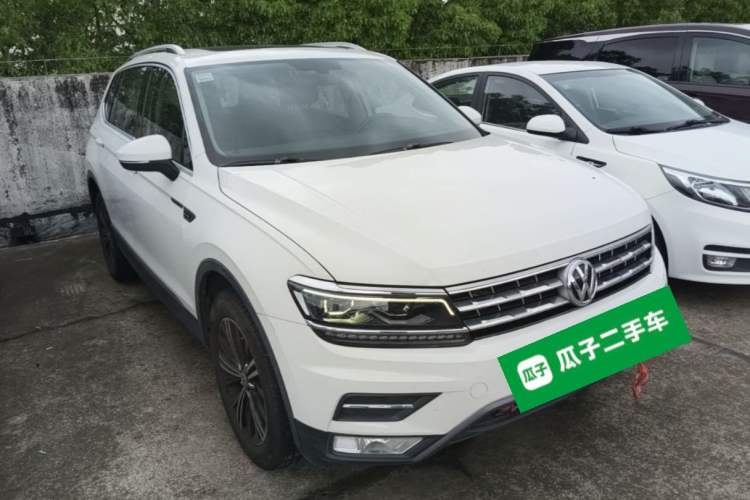 Used Volkswagen Tiguan L 2018 380TSI Automatic All-Wheel Drive Luxury Edition Front Right 45 Deg