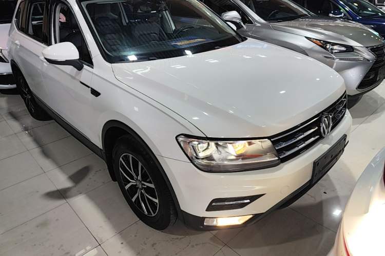 Used Volkswagen Tiguan L 2018 330TSI Automatic Two-Wheel Drive Luxury Edition Front Right 45 Deg