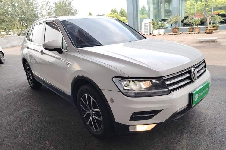 Used Volkswagen Tiguan L 2018 330TSI Automatic Two-Wheel Drive Luxury Edition Front Right 45 Deg