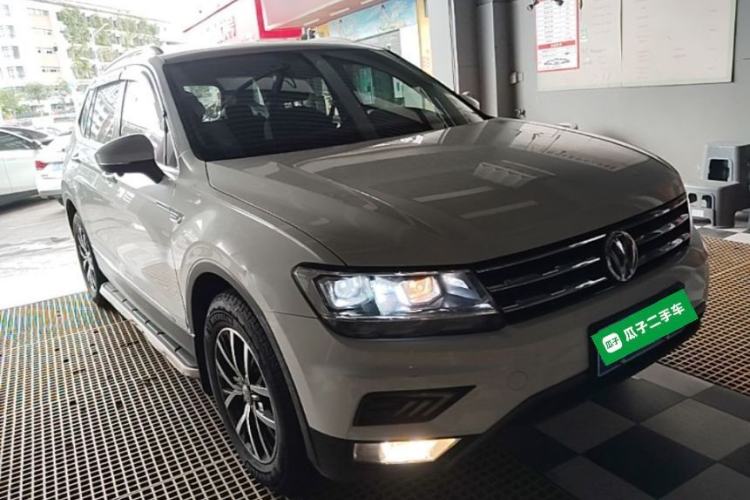 Used Volkswagen Tiguan L 2018 330TSI Automatic Two-Wheel Drive Luxury Edition Front Right 45 Deg