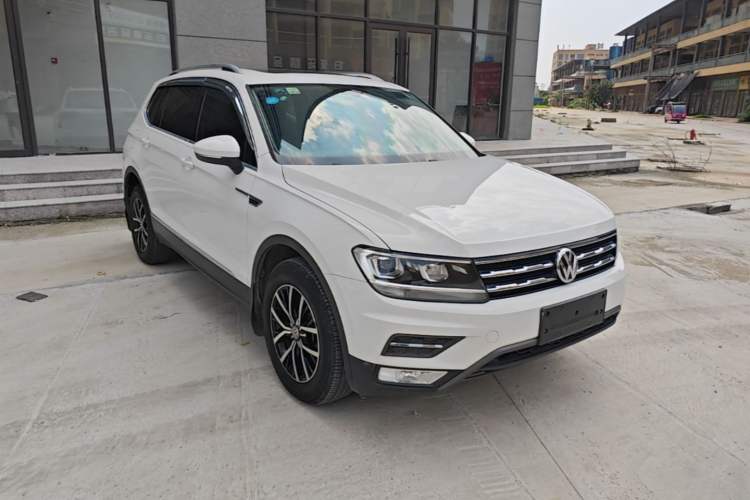 Used Volkswagen Tiguan L 2018 330TSI Automatic Two-Wheel Drive Luxury Edition Front Right 45 Deg