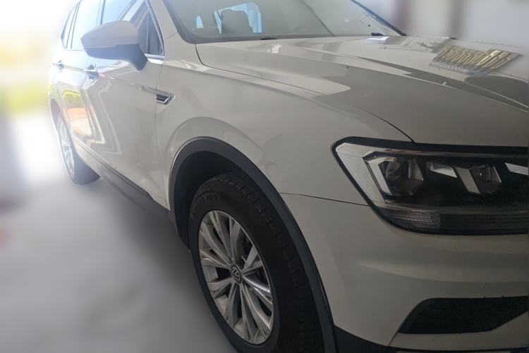 Used Volkswagen Tiguan L 2018 330TSI Automatic Two-Wheel Drive Luxury Edition Front Right 45 Deg