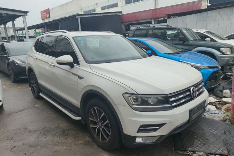 Used Volkswagen Tiguan L 2018 330TSI Automatic Two-Wheel Drive Luxury Edition Front Right 45 Deg
