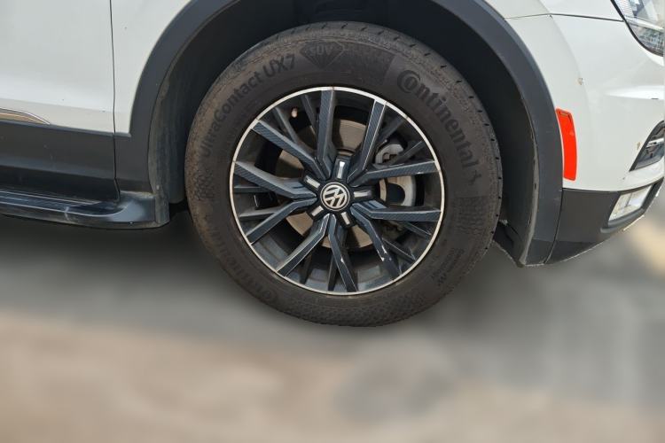 Used Volkswagen Tiguan L 2018 330TSI Automatic Two-Wheel Drive Comfort Edition Front Right 45 Deg